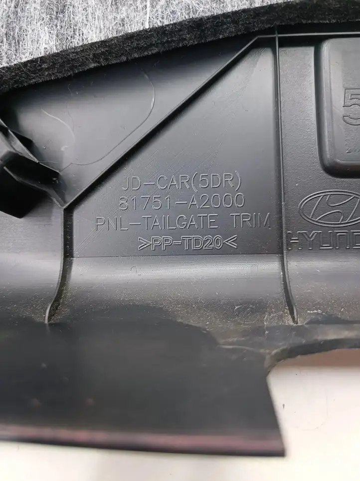 Kia Ceed (2015 - 2018) 81751A2000 Комплект обшивки крышки багажника — фото 6