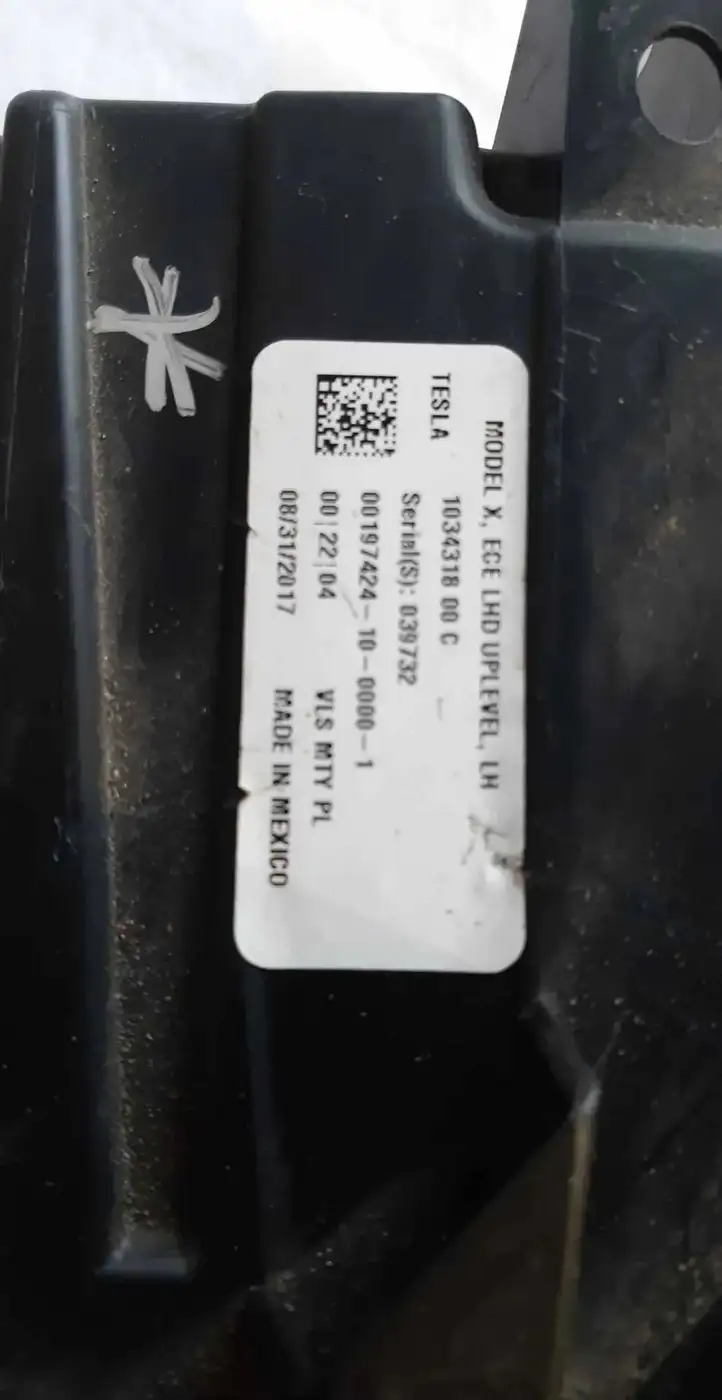Tesla Model X (2015 - 2021) 1034318-00-C Прочие детали салона — фото 1