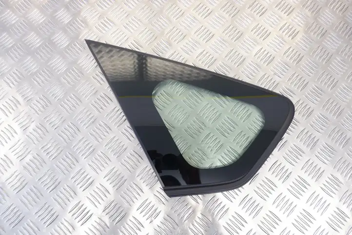 Toyota Prius (XW30) (2009 - 2015) 6272047030 Заднее боковое стекло — фото 1