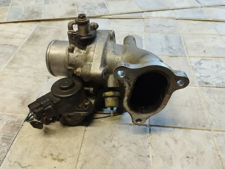 Toyota Corolla Verso E121 (2001 - 2004) 8967221020 Дроссельная заслонка — фото 3