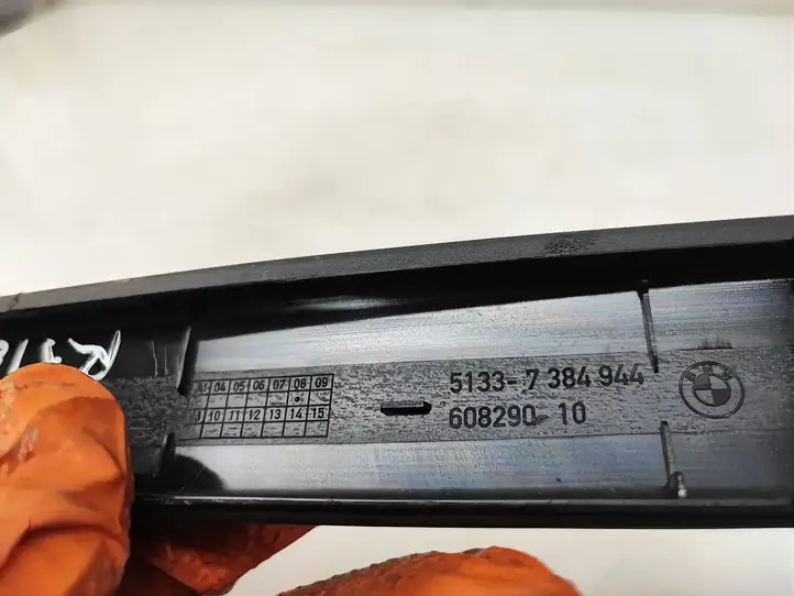 BMW 5 G30 G31 (2016 - ) 7384944 Накладка стекла задней двери — фото 4