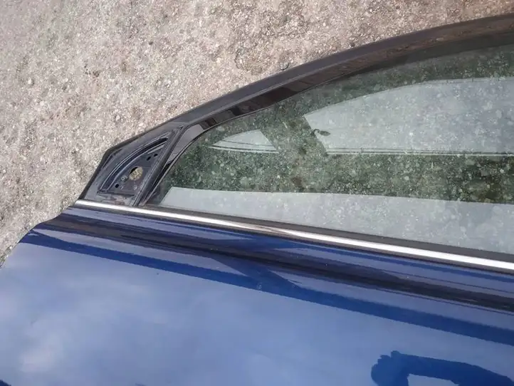 Toyota Avensis T250 (2003 - 2006) Накладка стекла передней двери — фото 4