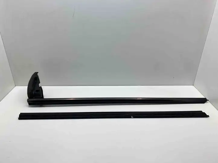 Mercedes-Benz SL R230 (2001 - 2012) 2307200124 Накладка стекла передней двери — фото 1