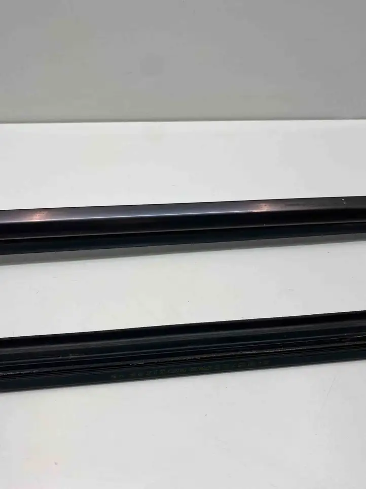 Mercedes-Benz SL R230 (2001 - 2012) 2307200124 Накладка стекла передней двери — фото 4