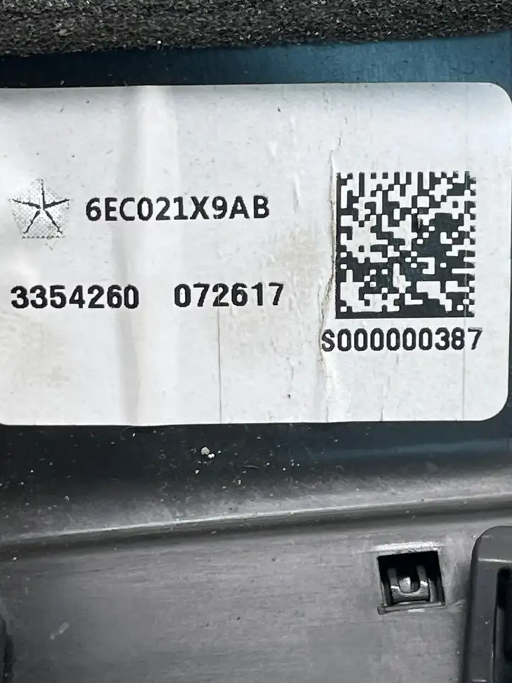 Chrysler Pacifica (2016 - ) 6EC021X9AB Боковой воздушный дефлектор — фото 3