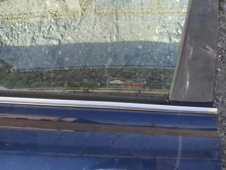 Toyota Avensis T250 (2003 - 2006) Накладка стекла передней двери — фото 3