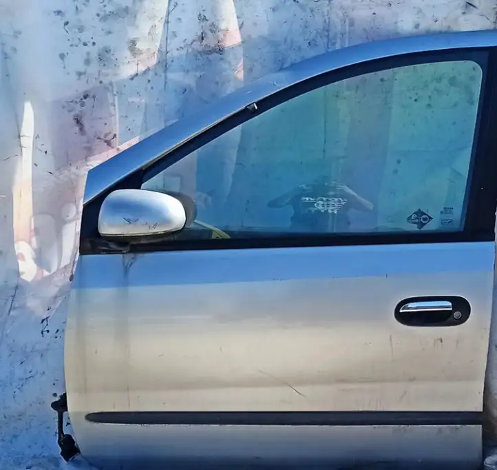 Nissan Almera N16 (2000 - 2010) Sidabrine Дверь — фото 1