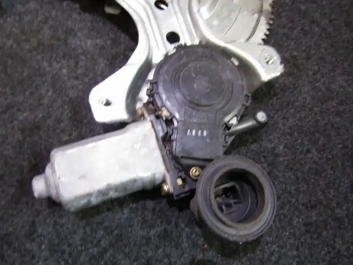 Toyota Avensis Verso (2004 - 2009) 8571044050 Стеклоподъемник задней двери — фото 1