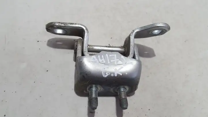 Toyota Avensis Verso (1995 - 2001) Нижняя петля задней двери — фото 1