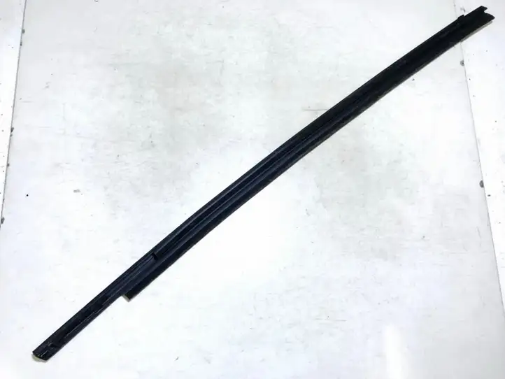 Toyota Yaris (2014 - 2019) Накладка стекла задней двери — фото 2