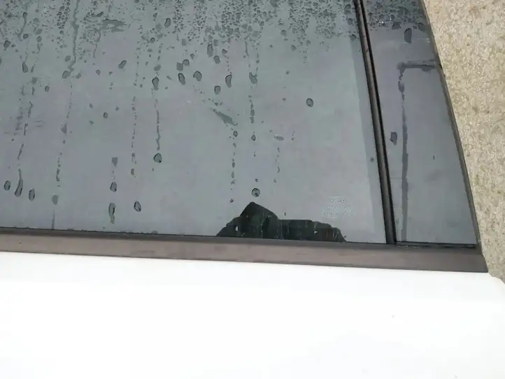 Ford Focus (2005 - 2008) Накладка стекла задней двери — фото 2