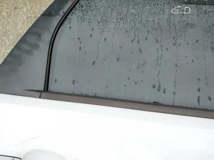 Ford Focus (2005 - 2008) Накладка стекла задней двери — фото 3