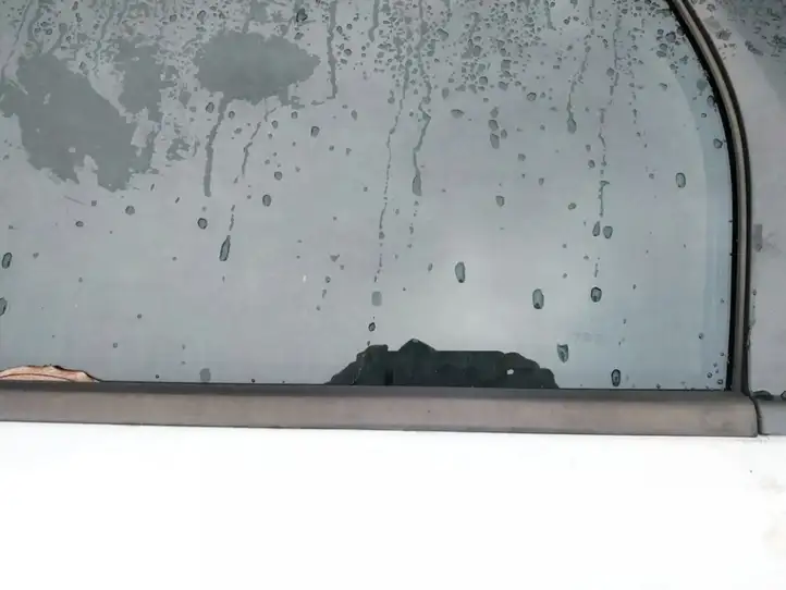 Ford Focus (2005 - 2008) Накладка стекла задней двери — фото 2
