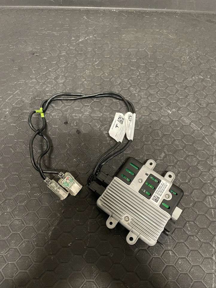 104282900F Tesla Model X USB valdymo blokas