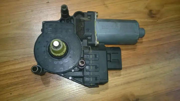 Audi A6 S6 C5 4B (1997 - 2001) 0130821775 Стеклоподъемник передней двери — фото 1