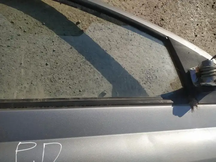 Toyota Yaris (2003 - 2005) Накладка стекла передней двери — фото 3