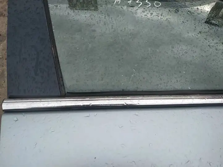Chrysler Pacifica (2003 - 2008) Накладка стекла передней двери — фото 2