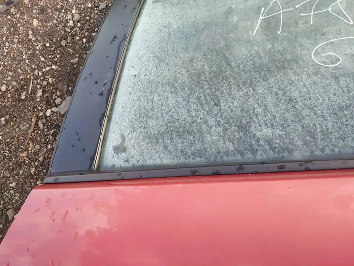 Mazda 2 (2007 - 2010) Накладка стекла задней двери — фото 2