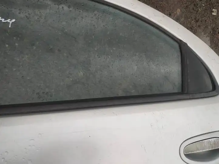 Chrysler Sebring (ST-22 - JR) (2000 - 2007) Накладка стекла задней двери — фото 3