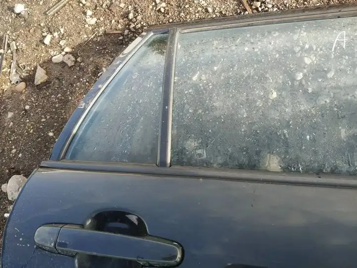 Toyota Corolla E120 E130 (2000 - 2004) Накладка стекла задней двери — фото 3
