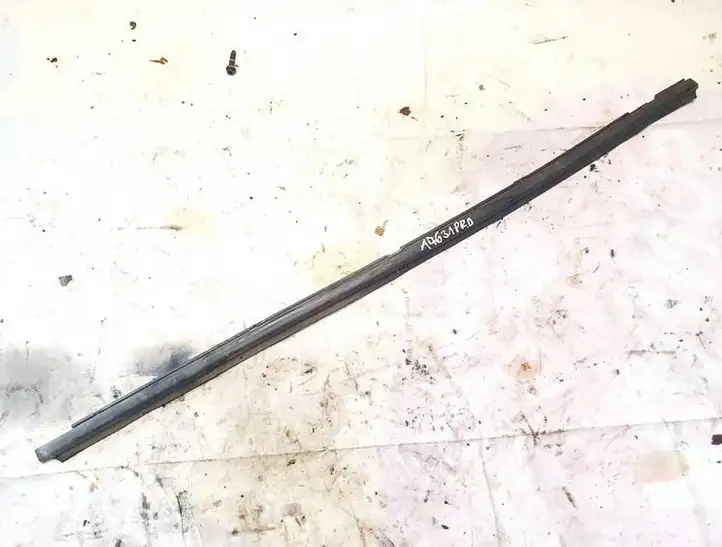 Toyota Yaris (1999 - 2003) Накладка стекла передней двери — фото 1