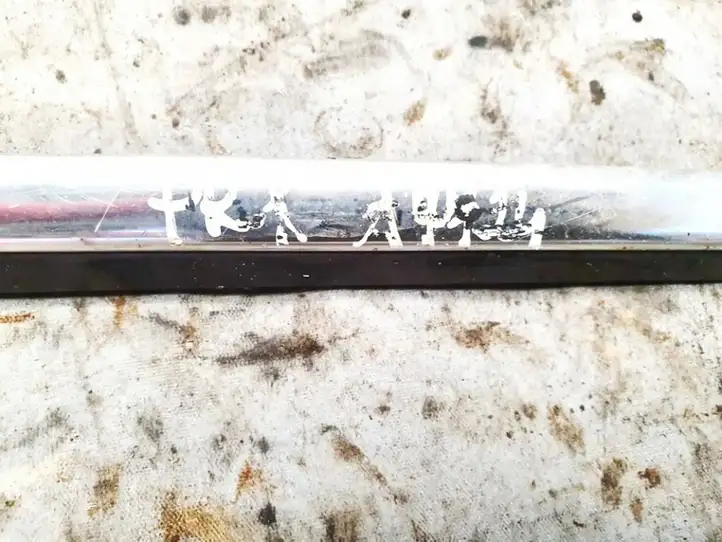Skoda Superb B5 (3U) (2001 - 2008) Накладка стекла передней двери — фото 2