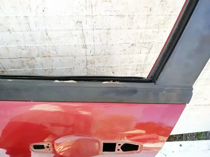 Dodge Magnum (2003 - 2008) Накладка стекла передней двери — фото 2