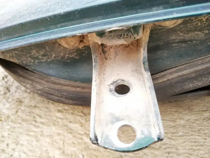Toyota Corolla E120 E130 (2000 - 2004) Нижняя петля задней двери — фото 1
