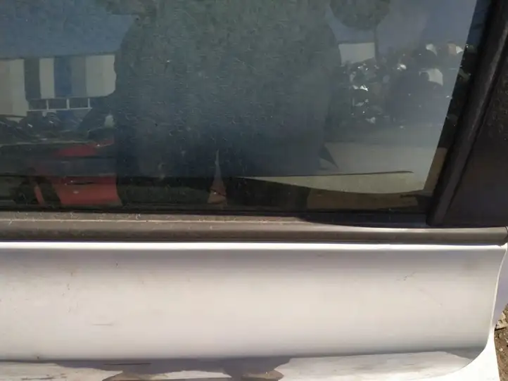 Toyota Yaris (2005 - 2009) Накладка стекла задней двери — фото 2