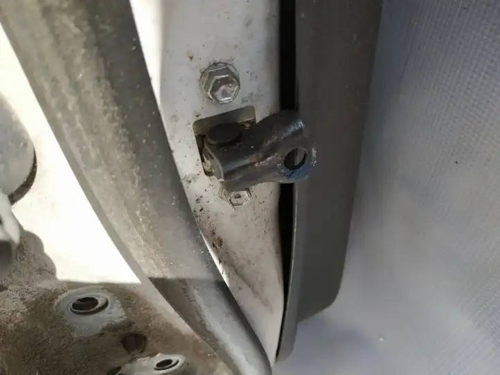 Toyota Yaris (2005 - 2009) Ограничитель задней двери — фото 1