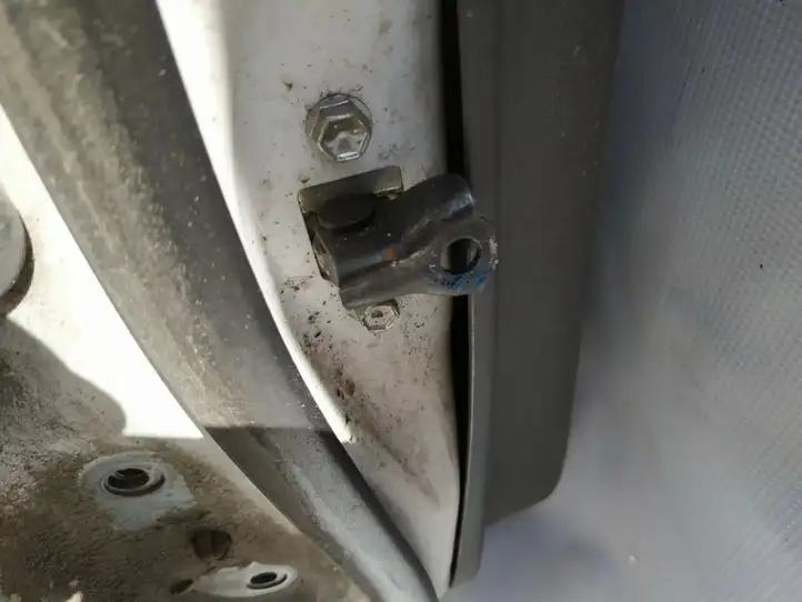 Toyota Yaris (2005 - 2009) Ограничитель задней двери — фото 2