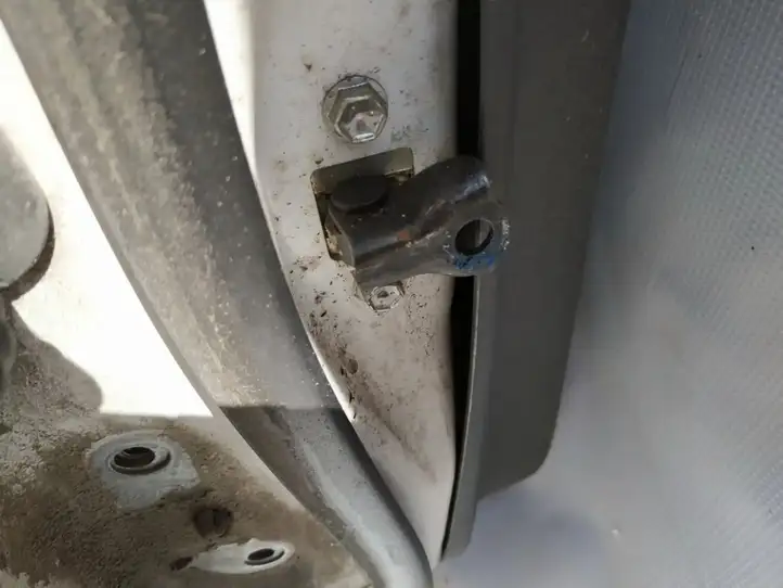 Toyota Yaris (2005 - 2009) Ограничитель задней двери — фото 3