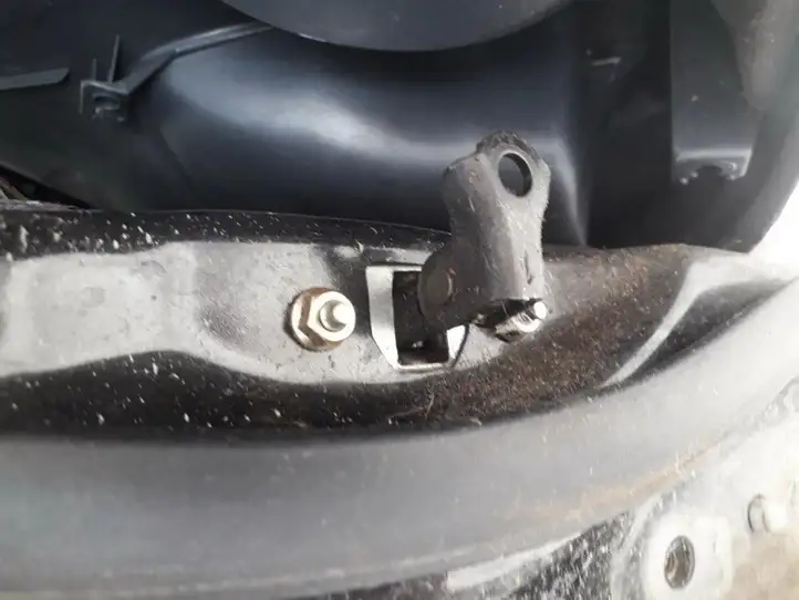 Toyota Corolla Verso E121 (2001 - 2004) Ограничитель задней двери — фото 2