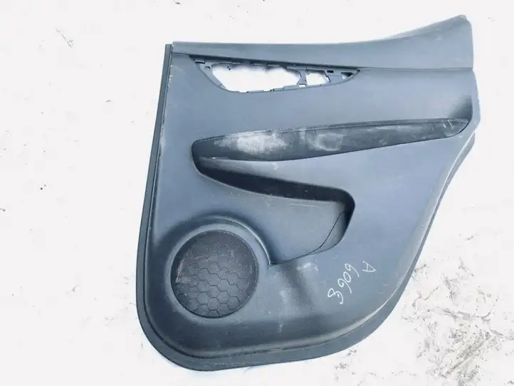 Nissan Qashqai (2013 - 2017) 829224ea1a Обшивка задней двери — фото 1