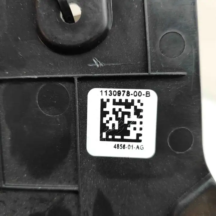 Tesla Model 3 (2017 - 2023) 113097800B Нижняя отделка панели приборов — фото 3