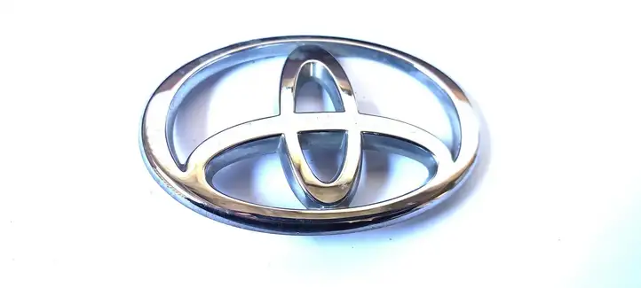 Toyota Corolla Verso E121 (2001 - 2004) Эмблема производителя — фото 1