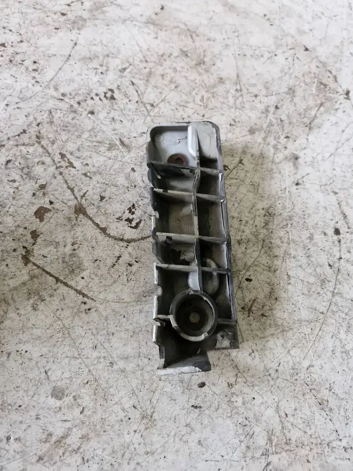 Audi A4 (2000 - 2006)   Держатель крыла