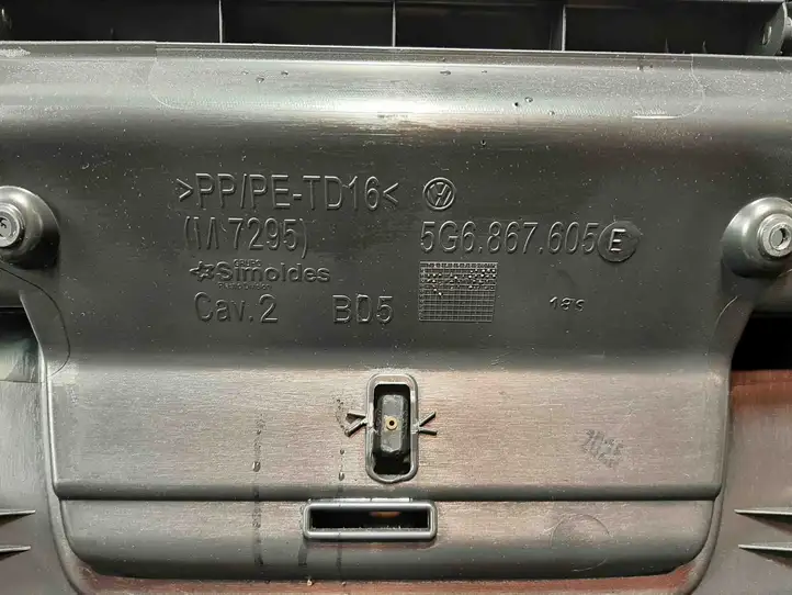 Volkswagen Golf VII (2013 - 2019) 5G6867605E Обшивка багажника — фото 4