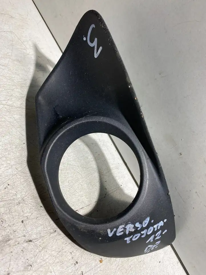 Toyota Avensis Verso (2004 - 2009) 814810F020 Решетка противотуманной фары — фото 1