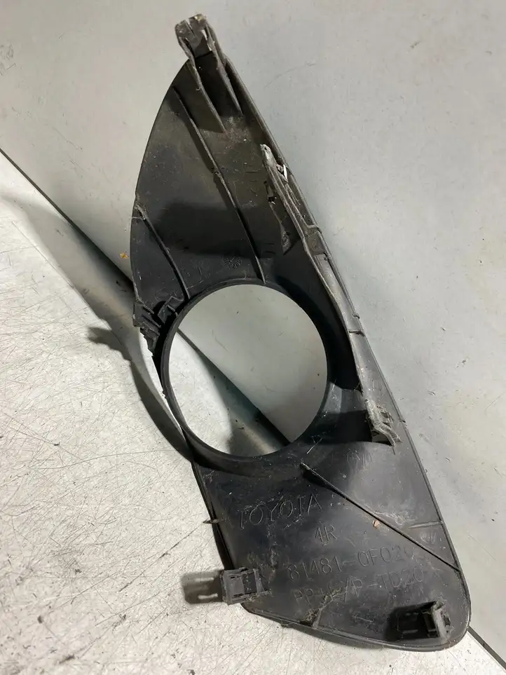 Toyota Avensis Verso (2004 - 2009) 814810F020 Решетка противотуманной фары — фото 2