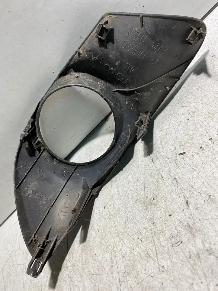 Toyota Avensis Verso (2004 - 2009) 514820F020 Решетка противотуманной фары — фото 2