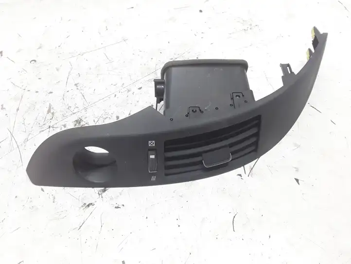 Toyota Corolla Verso AR10 (2004 - 2009) 5567064010 Центральный воздушный дефлектор — фото 1