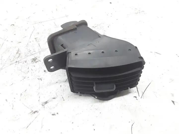 Toyota Corolla Verso AR10 (2004 - 2009) 5565064010 Центральный воздушный дефлектор — фото 1