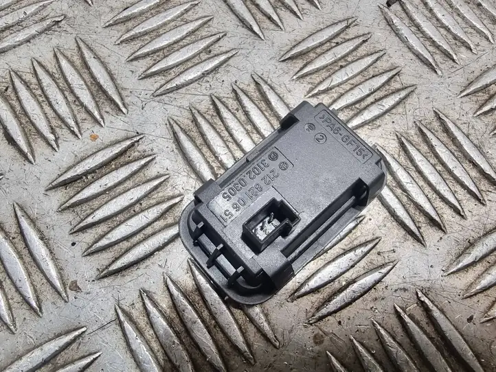 Mercedes-Benz E W212 (2009 - 2016) 2128210651 Кнопка открытия задней двери — фото 3
