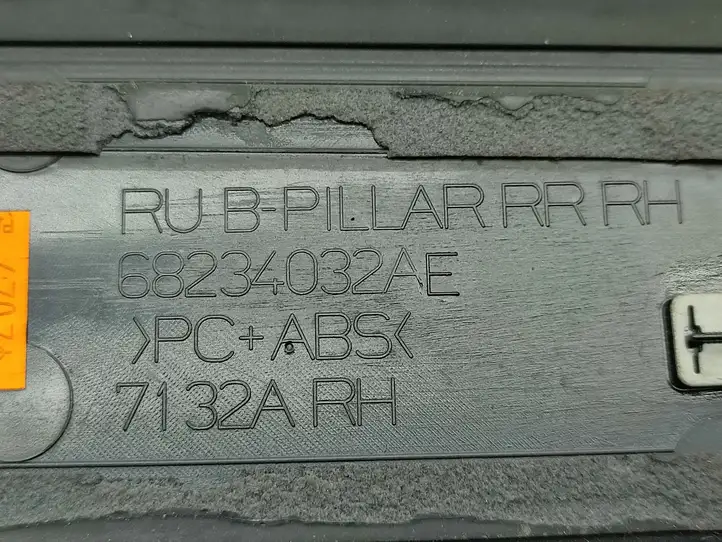 Chrysler Pacifica (2016 - ) 68234032AE Накладка стекла задней двери — фото 7