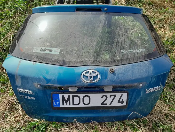 Toyota Yaris (2012 - 2014) NOCODE Крышка багажника — фото 1