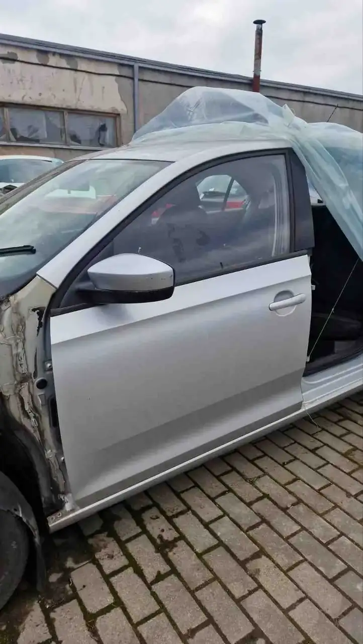 Skoda Rapid (NH) (2012 - 2019) Дверь — фото 1