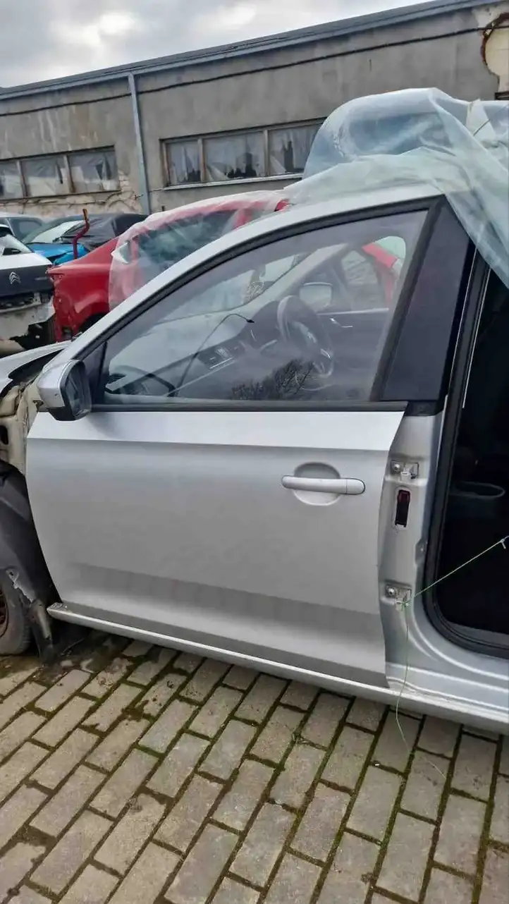 Skoda Rapid (NH) (2012 - 2019) Дверь — фото 2