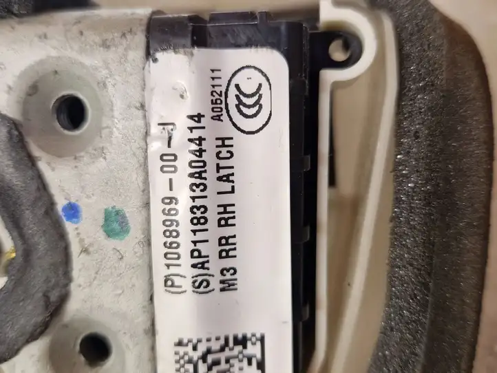Tesla Model 3 (2017 - 2023) 106896900J Замок задней двери — фото 3