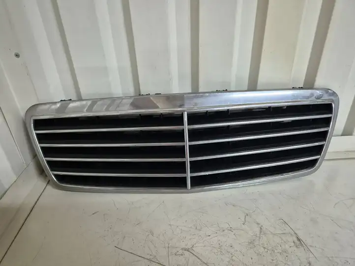 Mercedes-Benz CLK A208 (1997 - 2002) 2088800085 Передняя решетка — фото 1